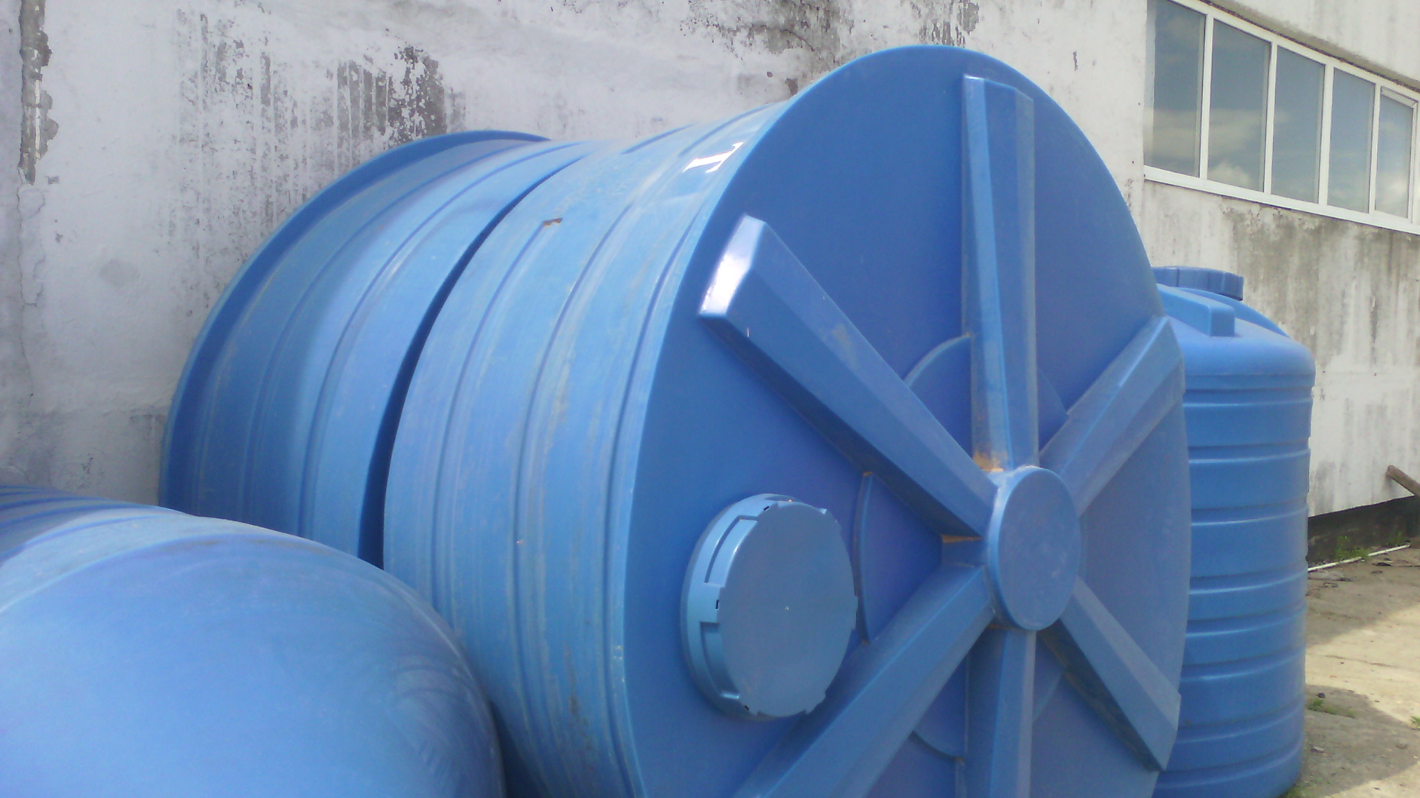 Широкий цилиндрический чан